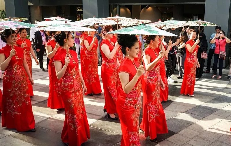 【多图】我在现场 | 春节千人大巡游，迪拜史上最大规模中国新年