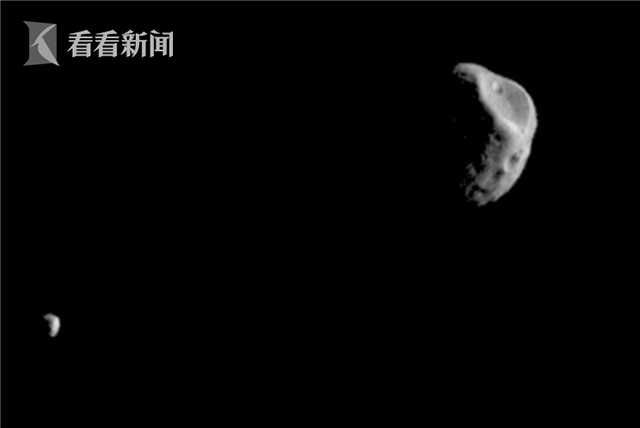 奥德赛探测器传回火星两颗天然卫星的清晰容貌