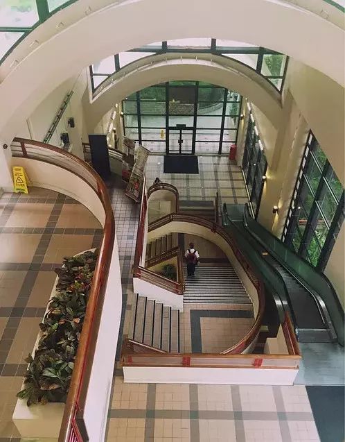 故事 | 李嘉诚妻子庄月明服毒自杀后,被镇魂楼