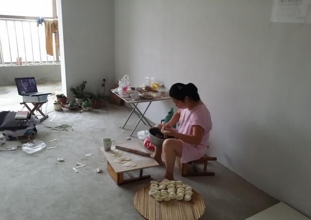 朋友在县城里买了新房，毛坯房没装修就入住了，两口幸福满满