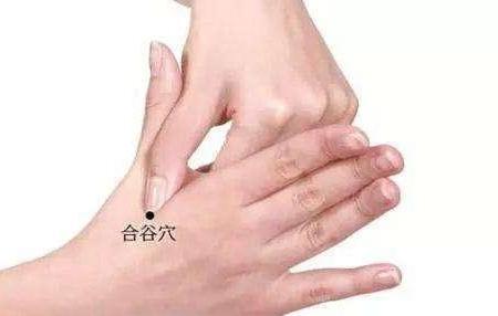 手上有个安眠穴,轻轻敲打!安神降燥火,让你