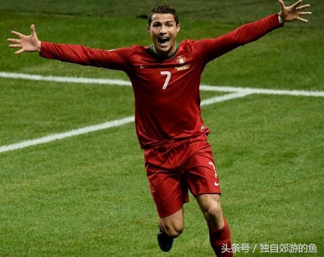 一个人扛球队,一群人扛球队,梅西与C罗,到底差