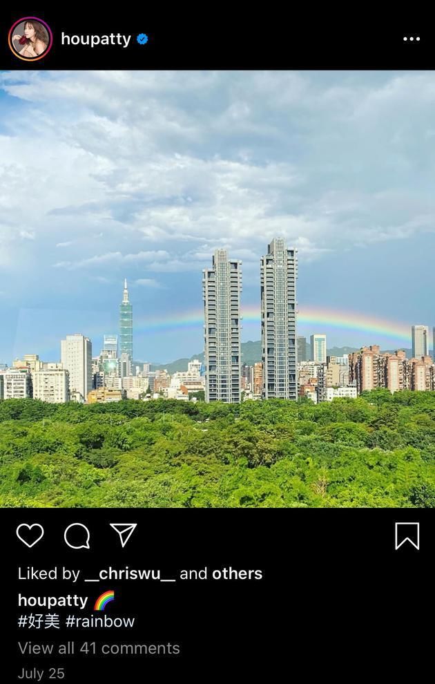 懒理争议!周杰伦携妻与友人小聚 昆凌戴墨镜坐C位