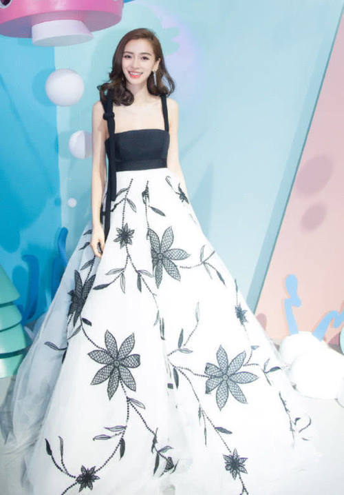 比关晓彤多脚趾还夸张!杨颖脚趾底部快P没了,