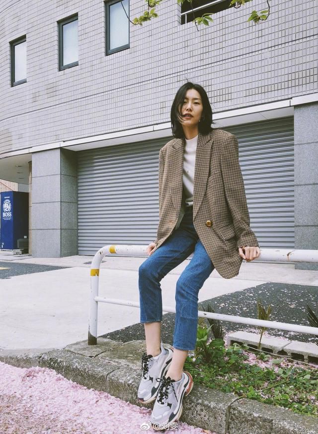 超模刘雯日常街拍曝光，咧嘴大笑一点没有明星包袱!