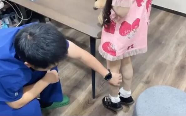 蔡萝莉又被实锤了，小腿堪称运动员，没有美颜小腿肌肉一大坨