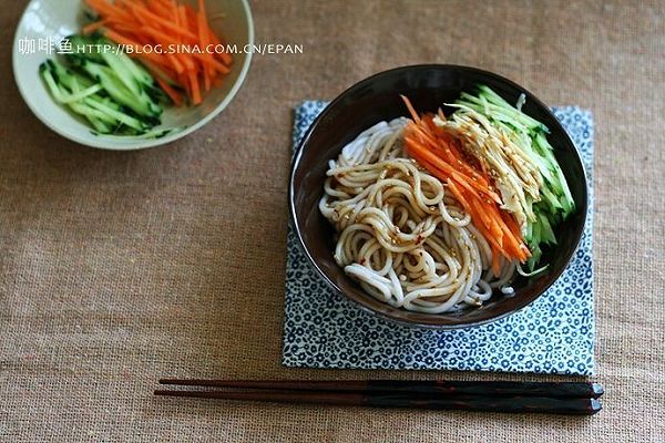 红油鸡丝凉拌红米线