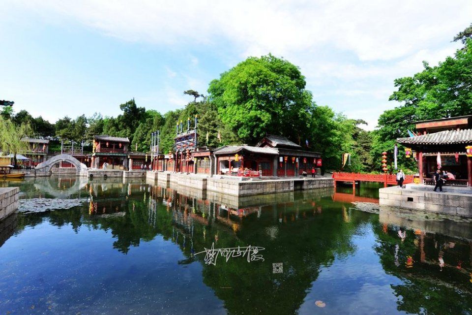 京城节后迎来蓝天白云，颐和园苏州街难得美景游客流连忘返