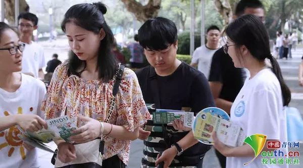 浙江科贸职业技术学院志愿者推进宣传防艾禁毒