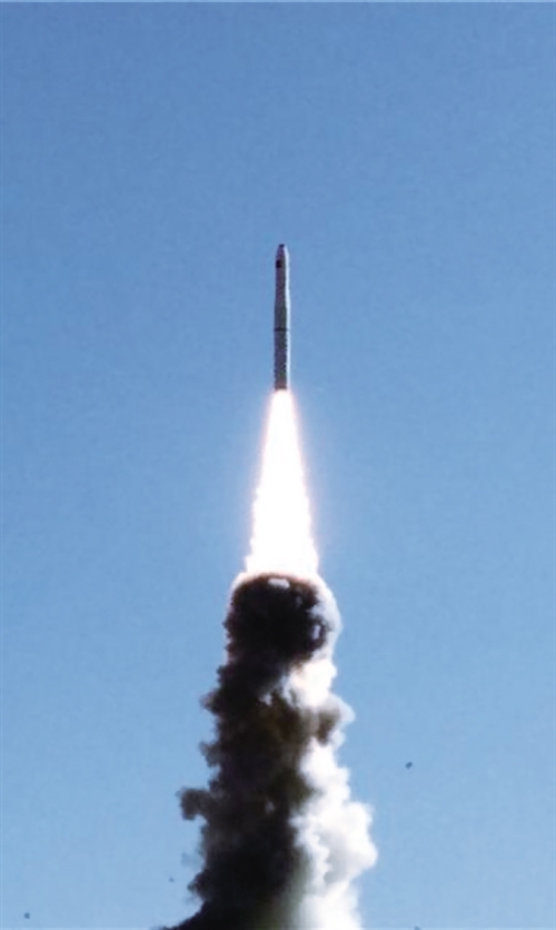 小火箭升空 t0109fbbe340f932a29.jpg?size=500x836