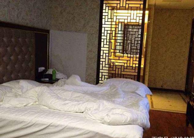 酒店住女孩睡觉时,要开着头像灯?现在知酒瓶的拿厕所着女生图片