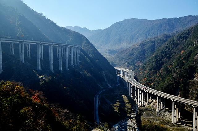 全球最壮观的三条路全部在中国，全程建桥挖隧道，一路美景绝美