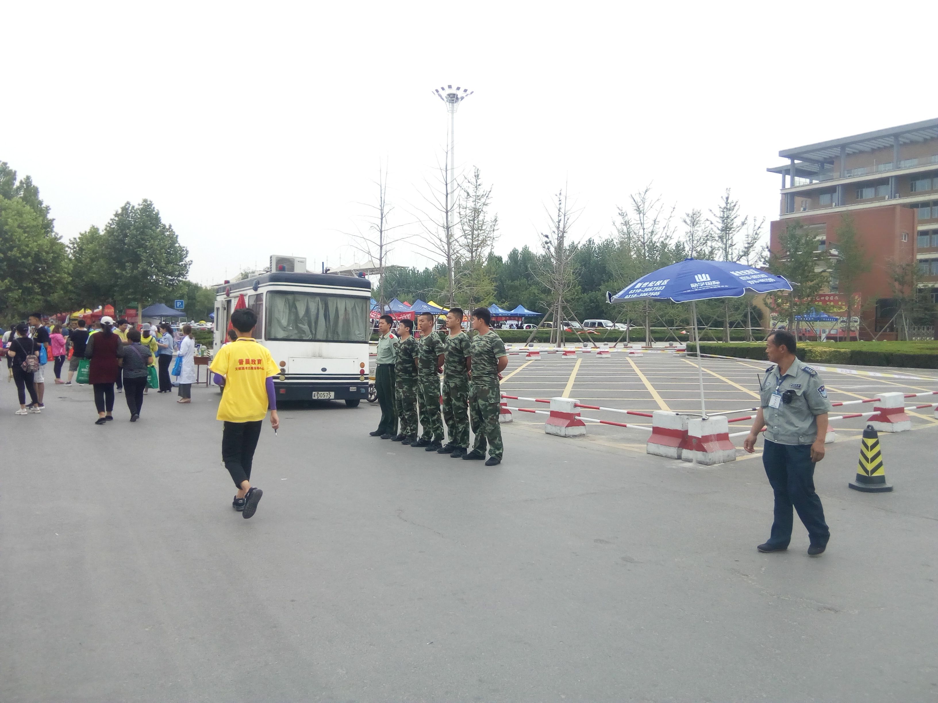 2018年高考第一天 邯郸市一中考场外场景