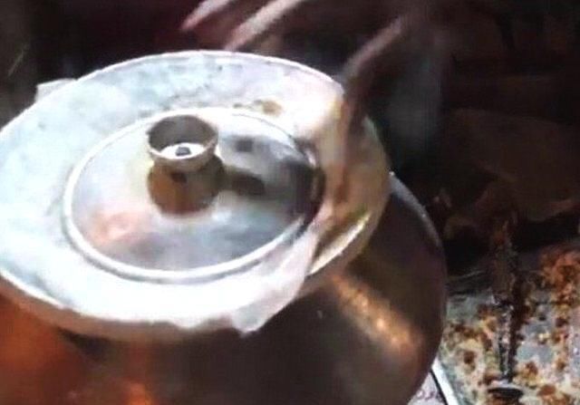 农村老伯用一个“罐子”做小吃，好吃便宜，每天生意都特别好