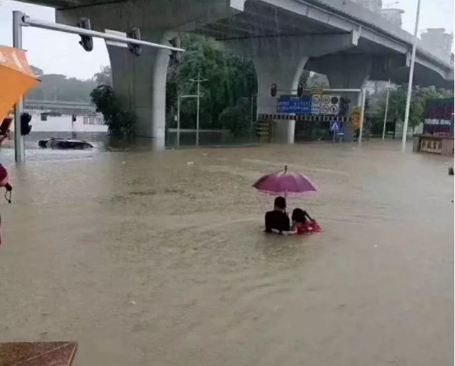 雷暴雨突袭广州!广东多地严重水浸+塞车!未来还有5号台风...