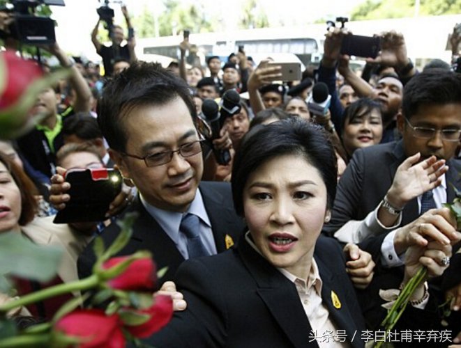 英拉回中国包饺子样子最美，有人为她放弃一切，不结婚也要在一起