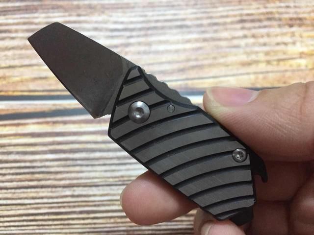 珠锁不管随身小刀 钛合金刀柄整得和斑马条纹