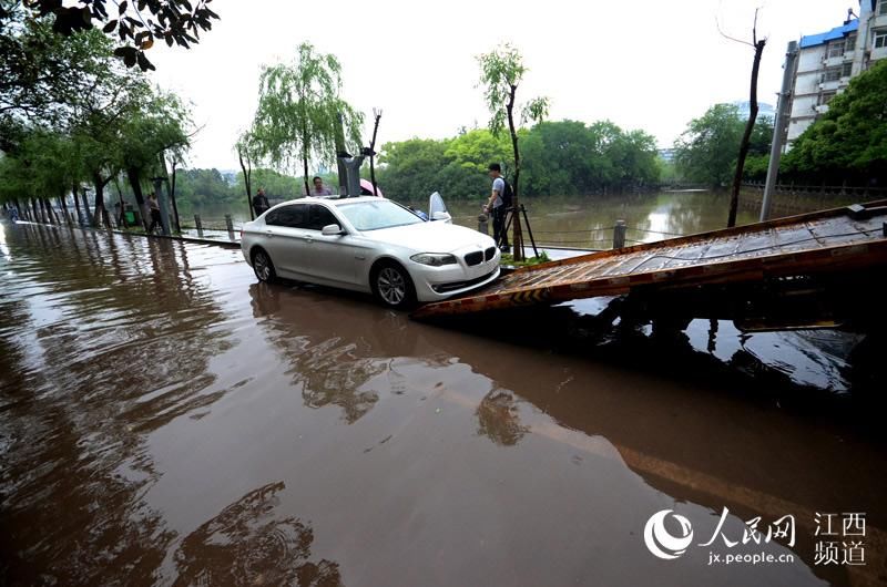 高清图：南昌遭遇强降雨开车如行船宝马车涉水趴了窝