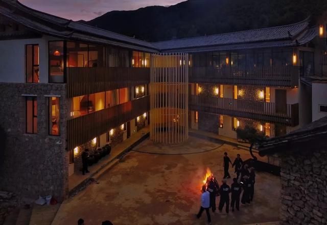 这座民宿位于玉龙雪山脚下第一村旁，是99％的游客都不知道的秘境