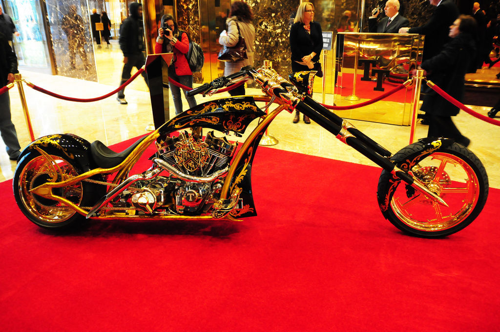 爱得越深.特朗普推特炮轰哈雷:你搬出去试试?