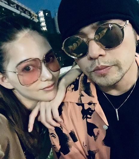 周杰伦携妻与友人小聚，夫妻俩戴墨镜坐C位，照片乌龙后更加甜蜜