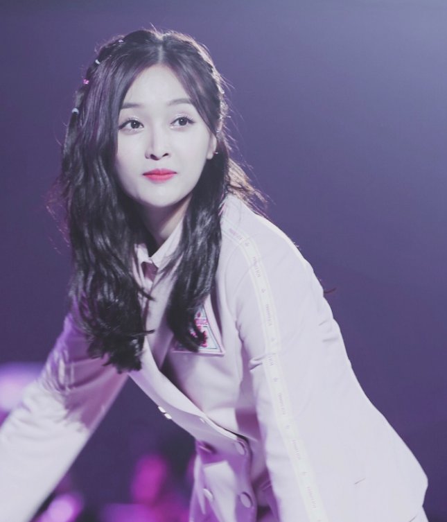 宇宙少女吴宣仪舞台抓拍,清新灵动,貌美如花的