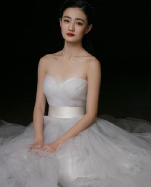 当女星穿上婚纱，喻言特别，白鹿甜美，看到杨紫：甘愿成为你的骑士