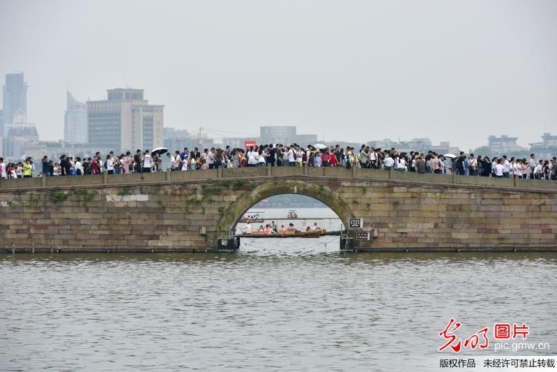 杭州西湖迎来五一旅游潮