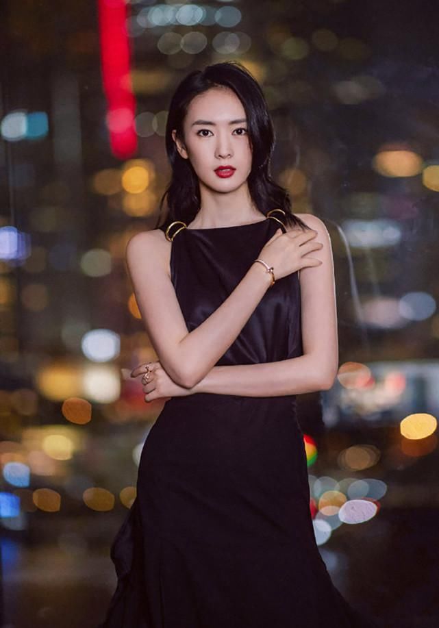 童瑶真是与众不同，穿黑色挂脖连衣裙像极了贵妇，气质优越好高级