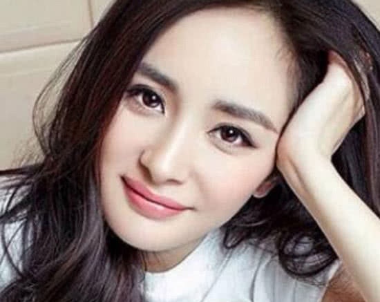 杨幂邓伦参加综艺,一个眼神暴露二人关系,网友