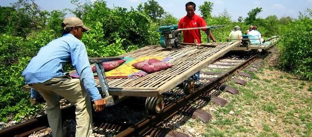 全球独一无二的“竹火车”，就像坐在竹筏上，司机用竹竿撑着前行
