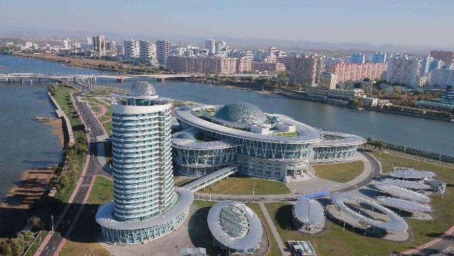 朝鲜领导人都喜欢盖房子，如今平壤建筑很洋气