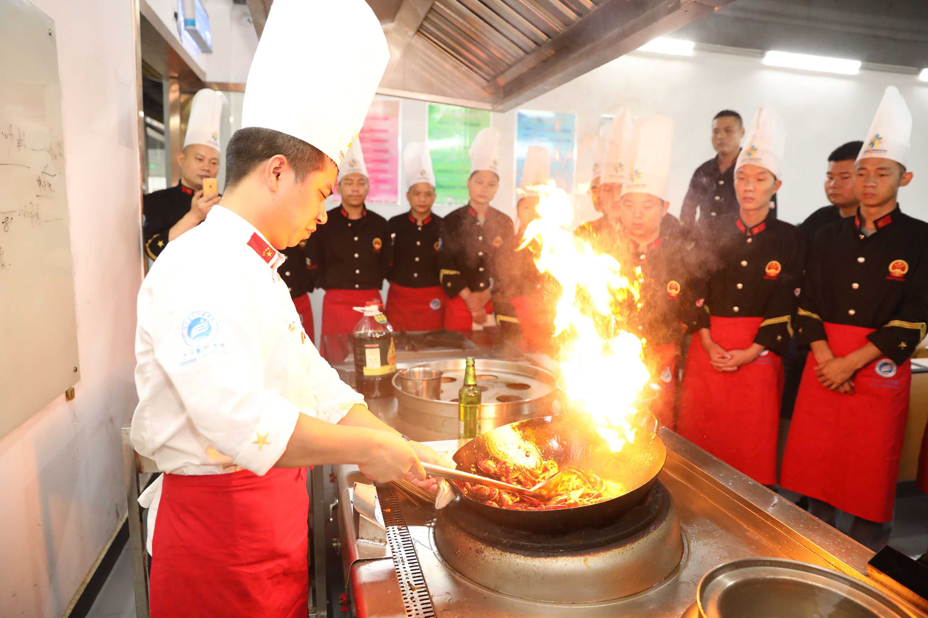 湖北潜江小龙虾网销9亿元，当地专设龙虾学校，美国人跑来拜师