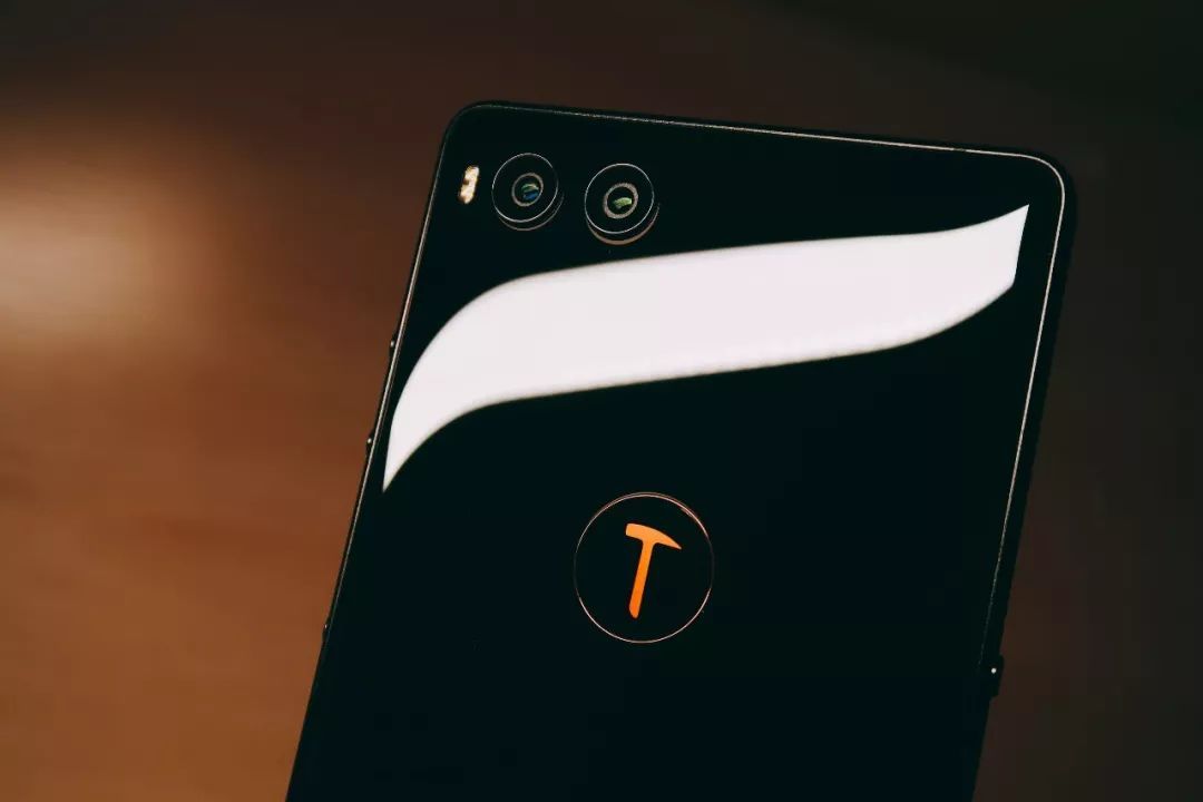 号称次时代旗舰手机的坚果R1,罗永浩:你美你美