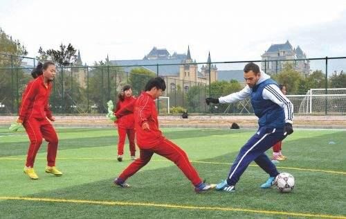 足校外籍教练:中国家长习惯给教练送钱