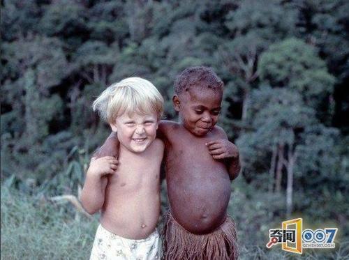 小孩子之间没有种族歧视,照片暖心