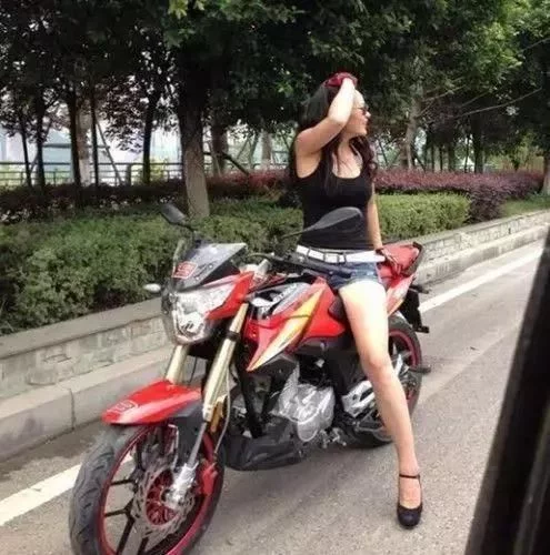 幽默笑话:看到老板娘批改文件的样子,真有气质啊 幽默笑话:看到老板娘批改文件的样子,真有气质啊