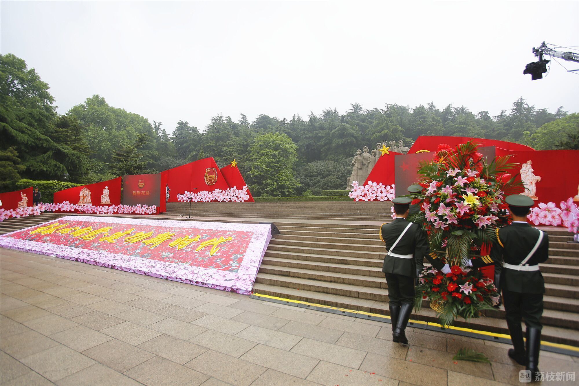 纪念五四运动100周年 雨花台烈士群雕前听一