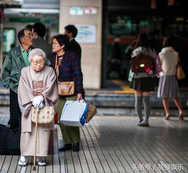 这名80岁的日本妇人仍然还要去工作？摄影师捕捉了令人难过的日本