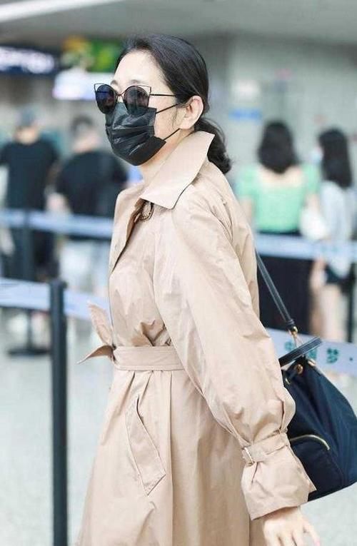 瘦下来的倪萍年轻不止20岁！穿系带风衣大气潇洒，魅力不减当年
