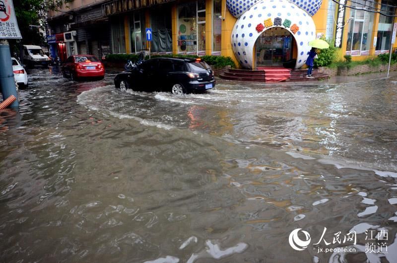 高清图：南昌遭遇强降雨开车如行船宝马车涉水趴了窝