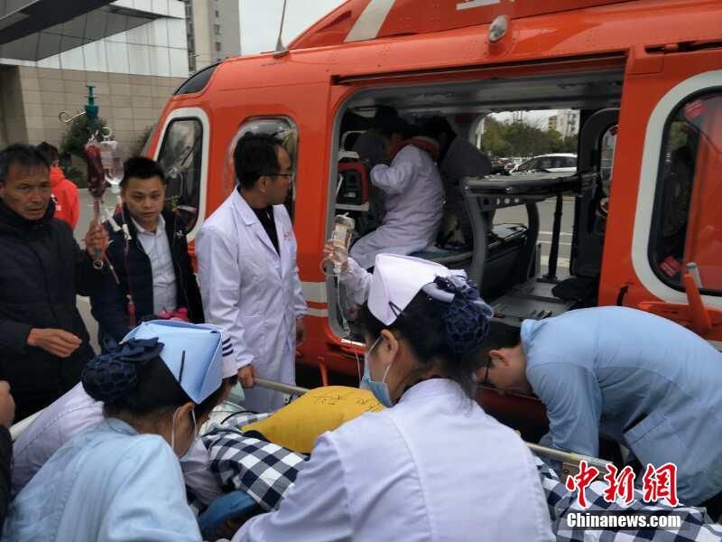 直升机救援 江西赣州车祸重症伤员实现空中转