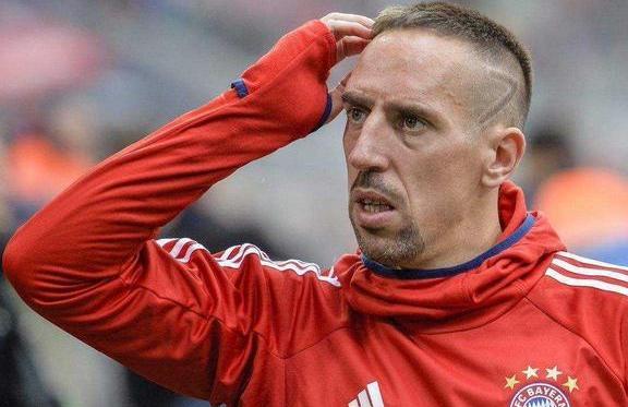 里贝里抱怨吃万元牛排炫富被喷:其他人都没事