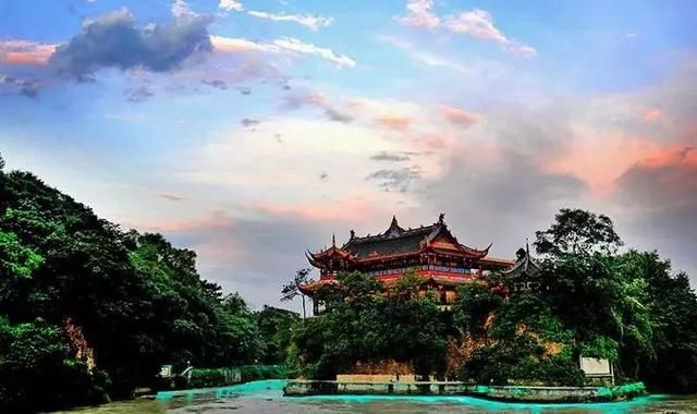 重庆和成都，哪个旅行地最受外地人欢迎？