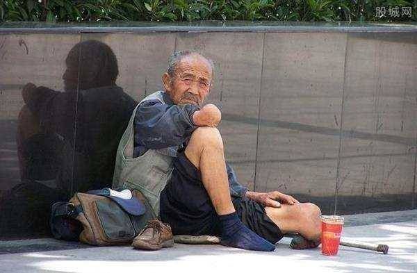 除夕夜父亲被赶出家门,乞丐请他吃了口年夜饭,1天后村里人傻了