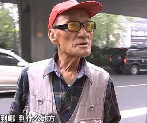 77岁老人7年每天随机乘坐公交车 带着一块无