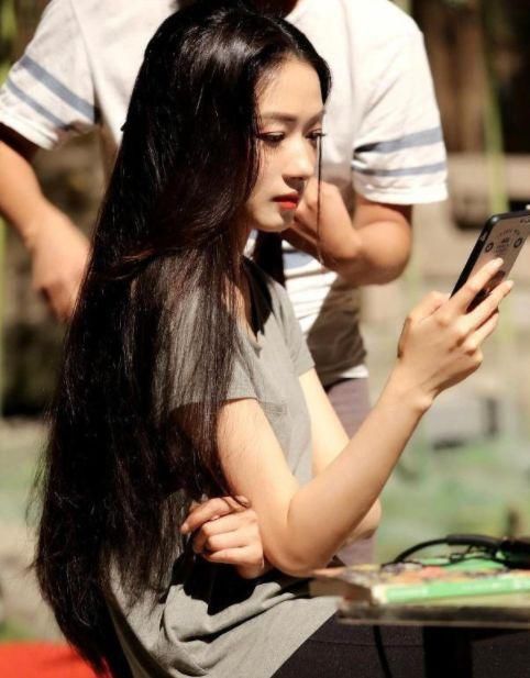 她曾7次拒绝导演的追求被雪藏，搭档胡歌再次走红，如今穿皮短裙美炸了！