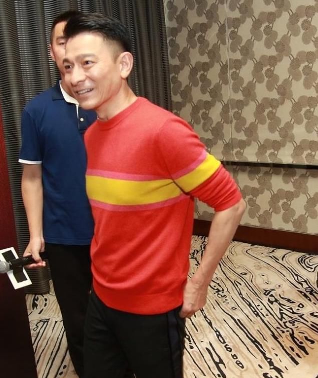 56岁刘德华的最新照片,满脸皱纹身形消瘦,网友