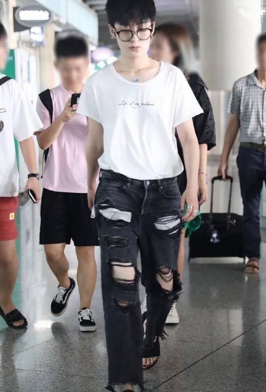 曾轶可咋想的?裤子烂成这样还穿来走机场,网友