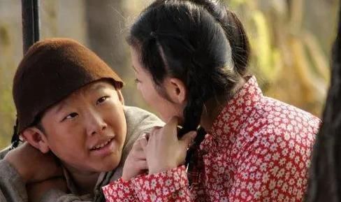不老童星侯祥：18岁出道，演11年儿子，与妻子同框像母子